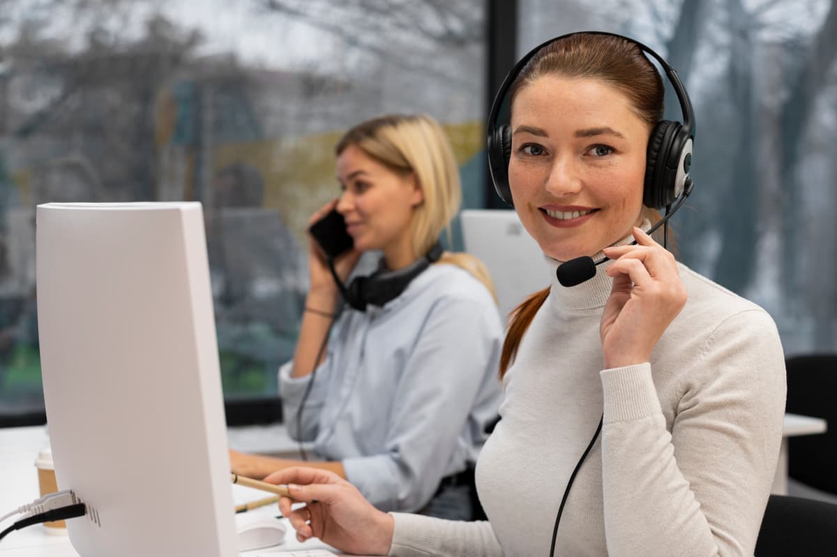 Customer Service Chatbot Interface showing real-time conversation flow